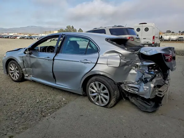 4T1B11HK7JU561013 2018 TOYOTA CAMRY - Image 2