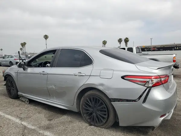 4T1B11HK7JU561299 2018 TOYOTA CAMRY - Image 2