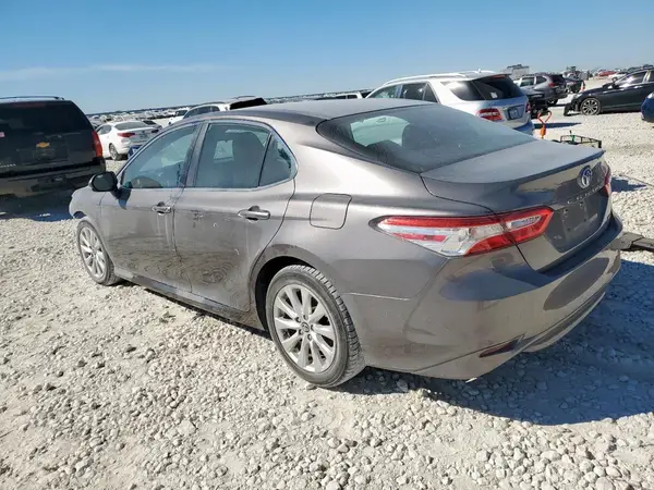 4T1B11HK7JU561772 2018 TOYOTA CAMRY - Image 2