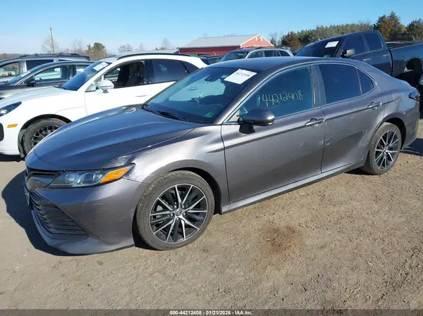 4T1B11HK7JU568401 2018 TOYOTA CAMRY - Image 2