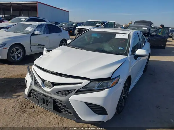 4T1B11HK7JU571945 2018 TOYOTA CAMRY - Image 2
