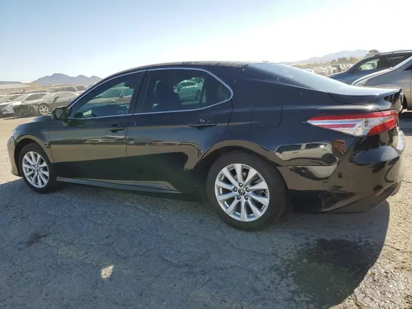 4T1B11HK7JU573565 2018 TOYOTA CAMRY - Image 2