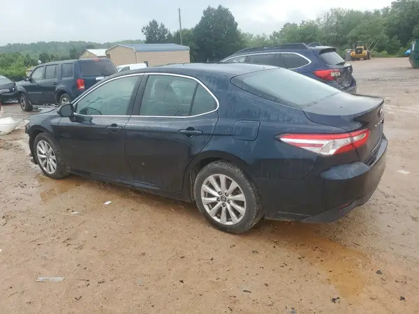 4T1B11HK7JU573632 2018 TOYOTA CAMRY - Image 2