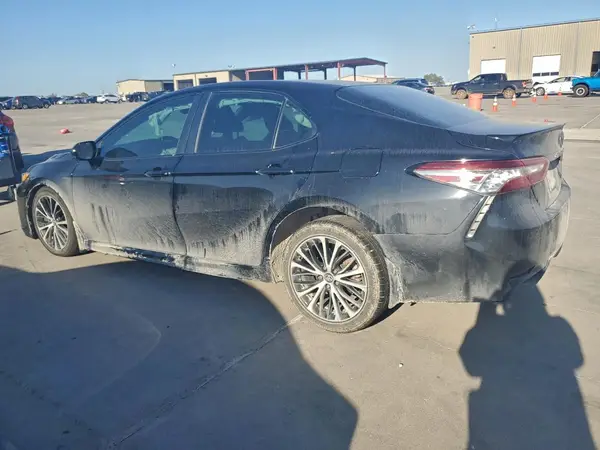 4T1B11HK7JU576871 2018 TOYOTA CAMRY - Image 2
