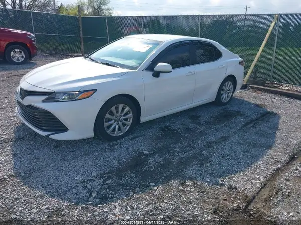 4T1B11HK7JU577020 2018 TOYOTA CAMRY - Image 2