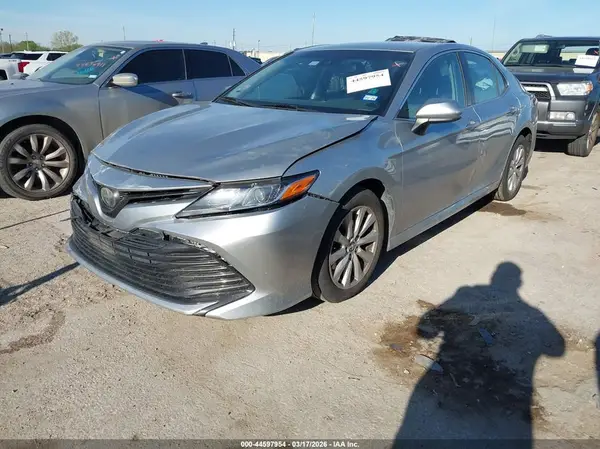 4T1B11HK7JU580208 2018 TOYOTA CAMRY - Image 2