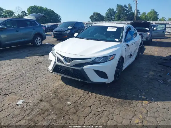 4T1B11HK7JU581178 2018 TOYOTA CAMRY - Image 2