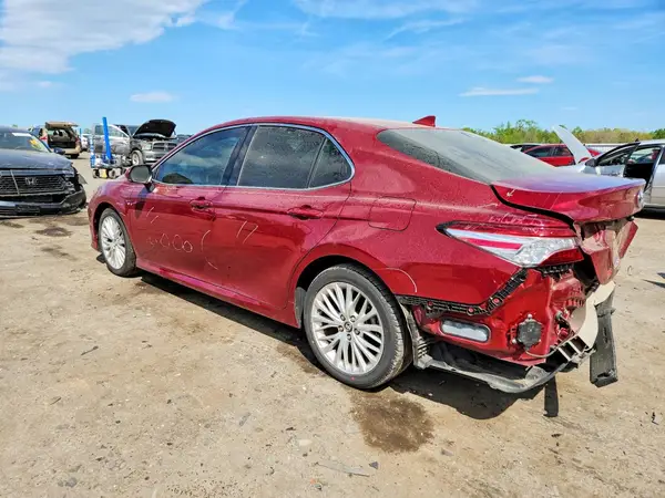 4T1B11HK7JU581715 2018 TOYOTA CAMRY - Image 2