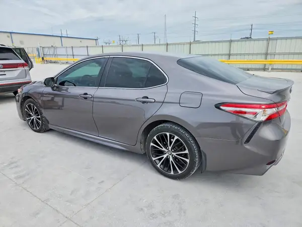 4T1B11HK7JU582511 2018 TOYOTA CAMRY - Image 2