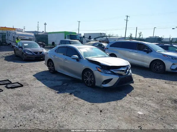4T1B11HK7JU584663 2018 TOYOTA CAMRY - Image 1