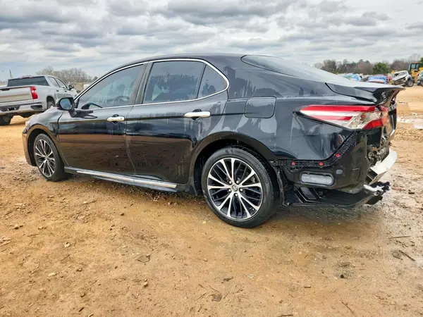 4T1B11HK7JU589913 2018 TOYOTA CAMRY - Image 2