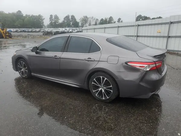4T1B11HK7JU590981 2018 TOYOTA CAMRY - Image 2