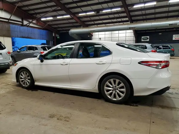 4T1B11HK7JU596215 2018 TOYOTA CAMRY - Image 2