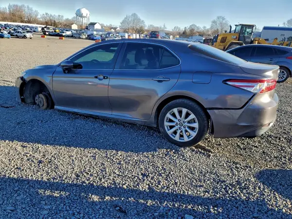 4T1B11HK7JU608671 2018 TOYOTA CAMRY - Image 2
