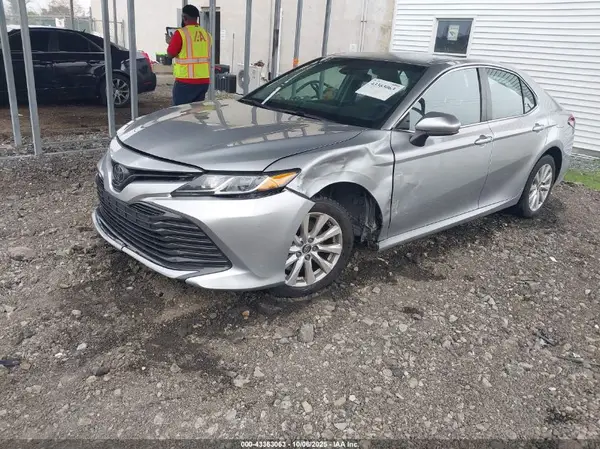 4T1B11HK7JU609805 2018 TOYOTA CAMRY - Image 2