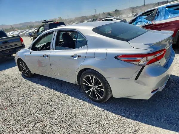 4T1B11HK7JU611747 2018 TOYOTA CAMRY - Image 2