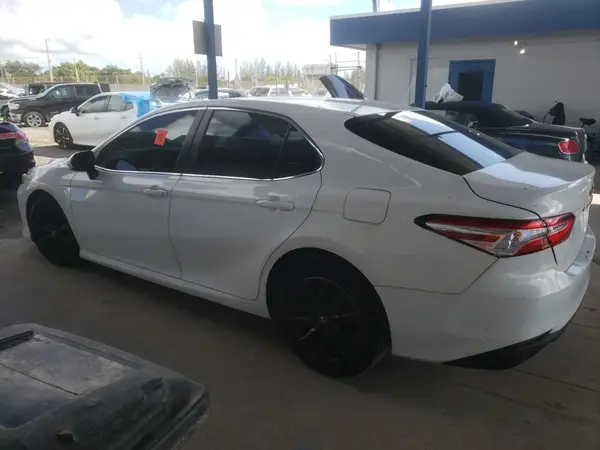 4T1B11HK7JU618536 2018 TOYOTA CAMRY - Image 2