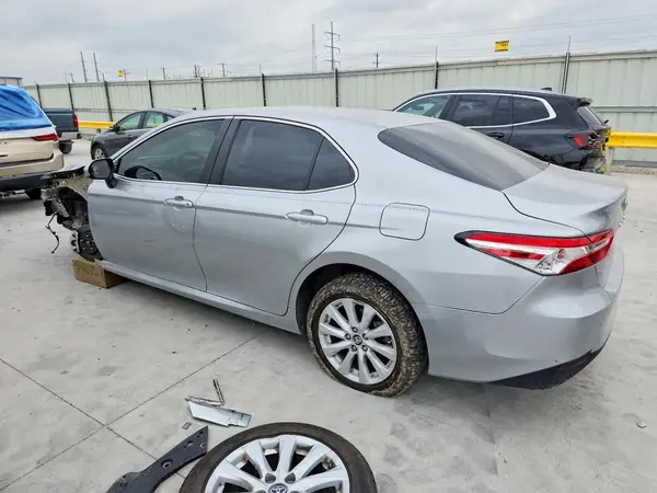 4T1B11HK7JU625583 2018 TOYOTA CAMRY - Image 2