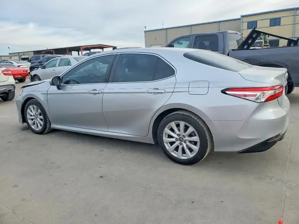 4T1B11HK7JU627043 2018 TOYOTA CAMRY - Image 2
