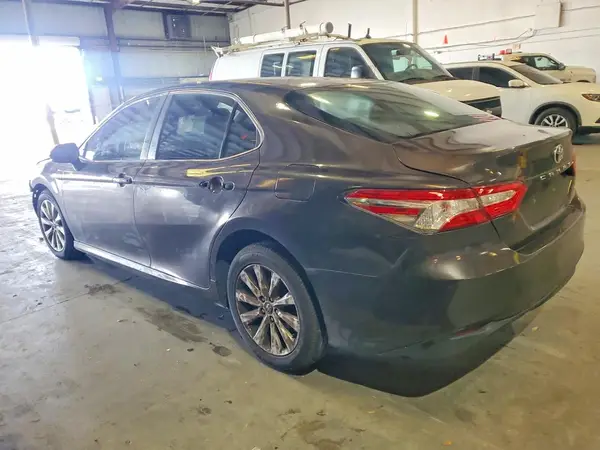 4T1B11HK7JU627639 2018 TOYOTA CAMRY - Image 2