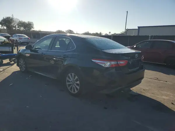 4T1B11HK7JU629360 2018 TOYOTA CAMRY - Image 2