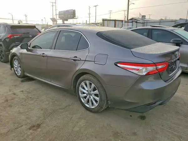 4T1B11HK7JU630136 2018 TOYOTA CAMRY - Image 2