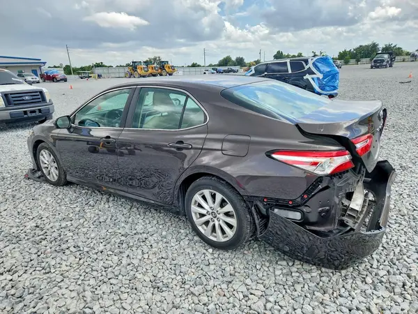 4T1B11HK7JU633781 2018 TOYOTA CAMRY - Image 2