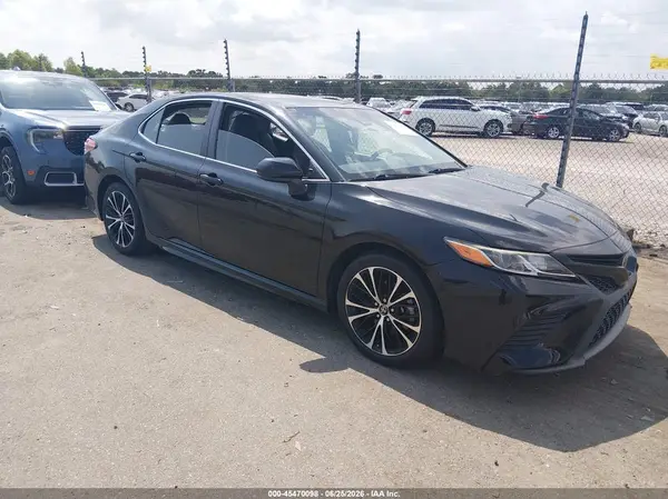4T1B11HK7JU639869 2018 TOYOTA CAMRY - Image 1
