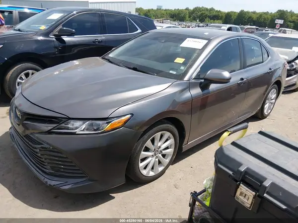 4T1B11HK7JU644263 2018 TOYOTA CAMRY - Image 2