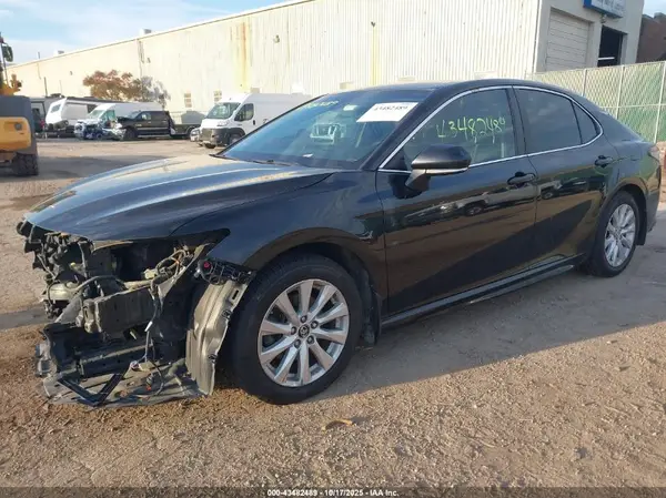 4T1B11HK7JU655750 2018 TOYOTA CAMRY - Image 2