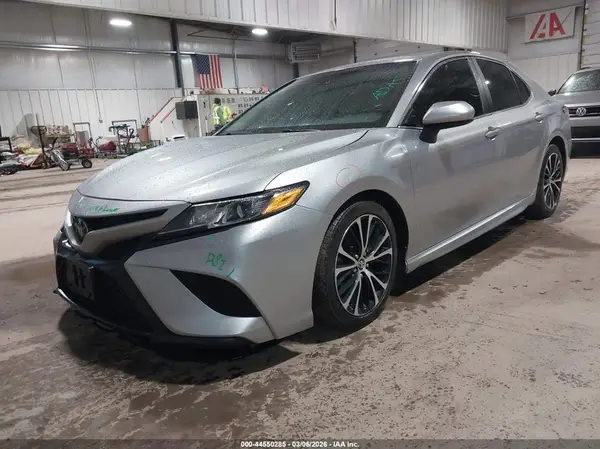 4T1B11HK7JU655831 2018 TOYOTA CAMRY - Image 2