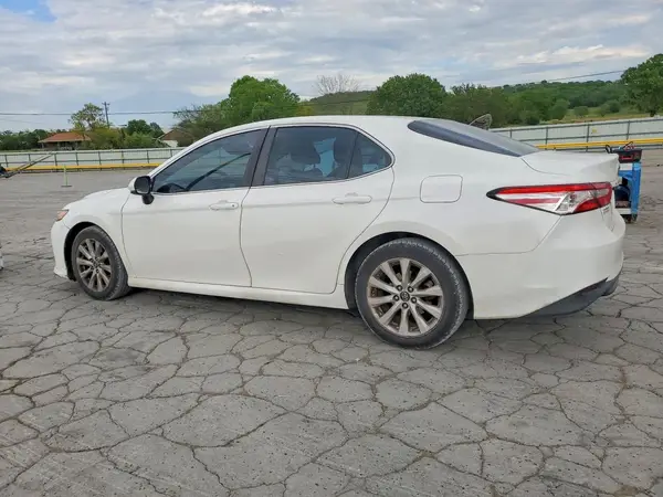 4T1B11HK7JU663363 2018 TOYOTA CAMRY - Image 2