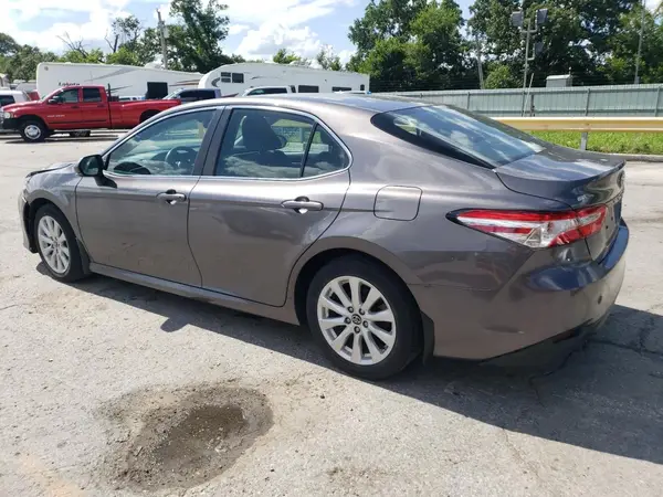 4T1B11HK7JU666814 2018 TOYOTA CAMRY - Image 2