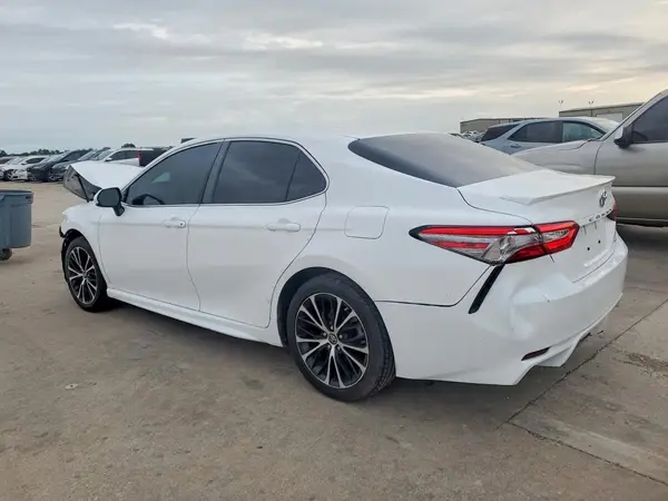 4T1B11HK7JU667039 2018 TOYOTA CAMRY - Image 2