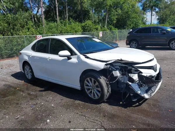 4T1B11HK7JU671057 2018 TOYOTA CAMRY - Image 1