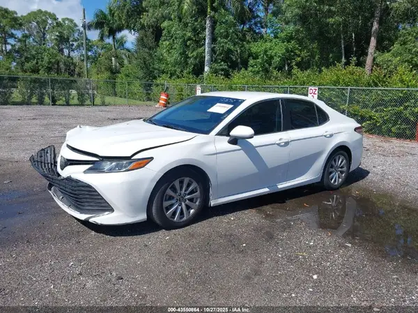 4T1B11HK7JU671057 2018 TOYOTA CAMRY - Image 2