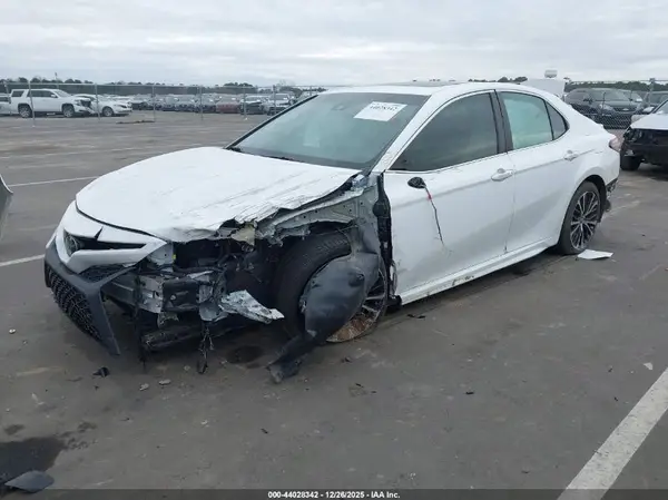 4T1B11HK7JU674301 2018 TOYOTA CAMRY - Image 2