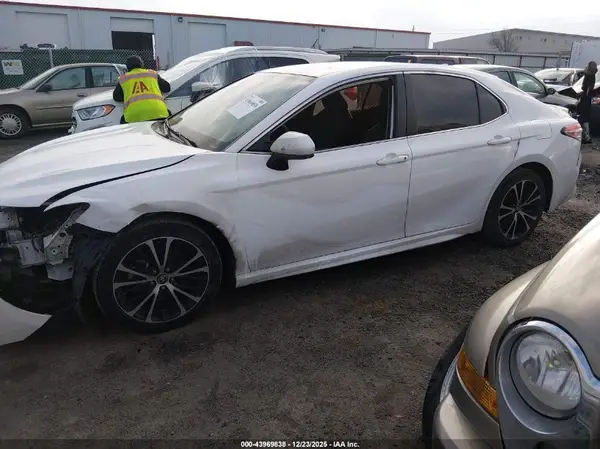 4T1B11HK7KU767742 2019 TOYOTA CAMRY - Image 2