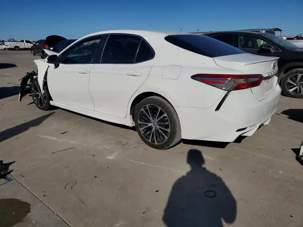 4T1B11HK8JU007379 2018 TOYOTA CAMRY - Image 2