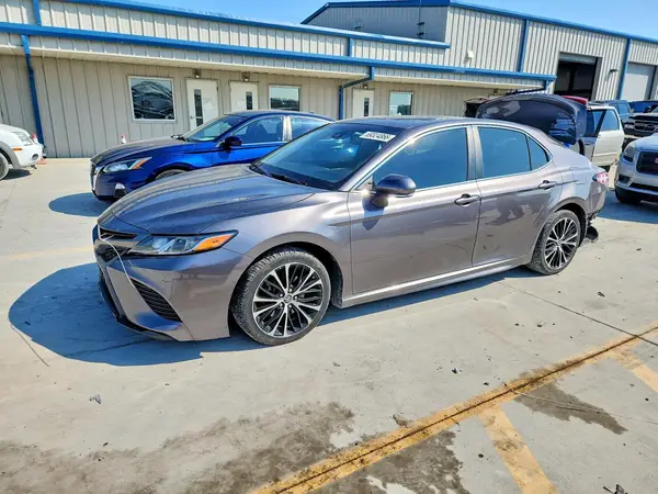 4T1B11HK8JU007513 2018 TOYOTA CAMRY - Image 1
