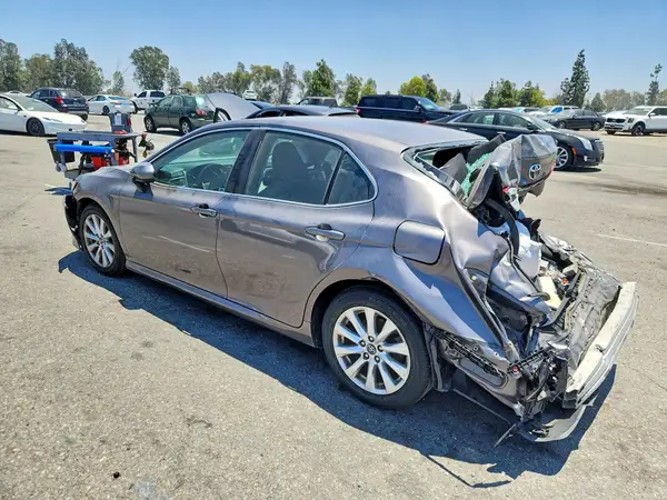 4T1B11HK8JU008080 2018 TOYOTA CAMRY - Image 2