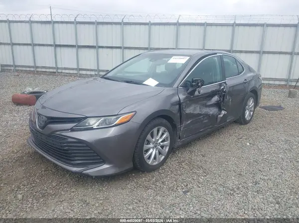 4T1B11HK8JU008273 2018 TOYOTA CAMRY - Image 2