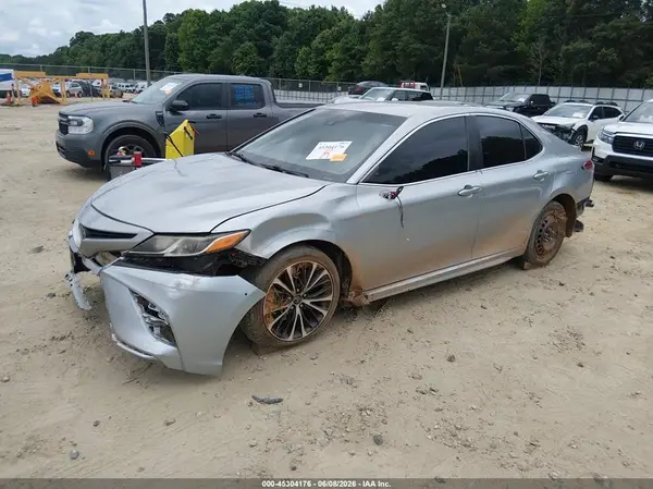 4T1B11HK8JU009813 2018 TOYOTA CAMRY - Image 2