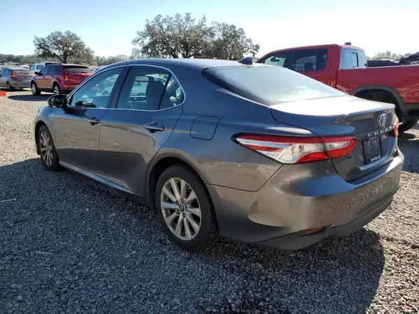 4T1B11HK8JU011562 2018 TOYOTA CAMRY - Image 2