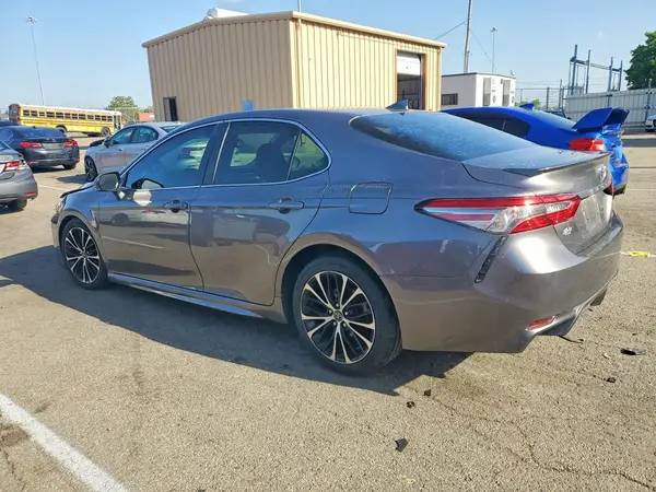 4T1B11HK8JU011917 2018 TOYOTA CAMRY - Image 2