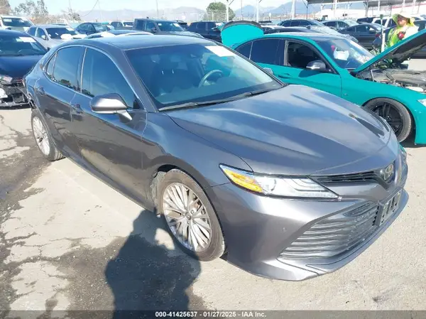 4T1B11HK8JU013277 2018 TOYOTA CAMRY - Image 1
