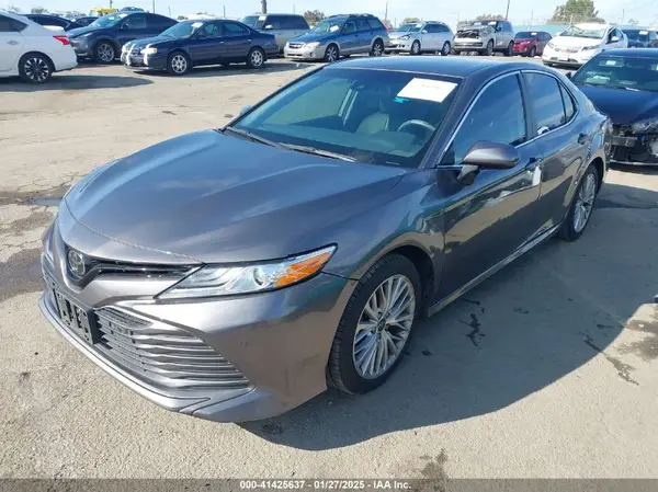 4T1B11HK8JU013277 2018 TOYOTA CAMRY - Image 2