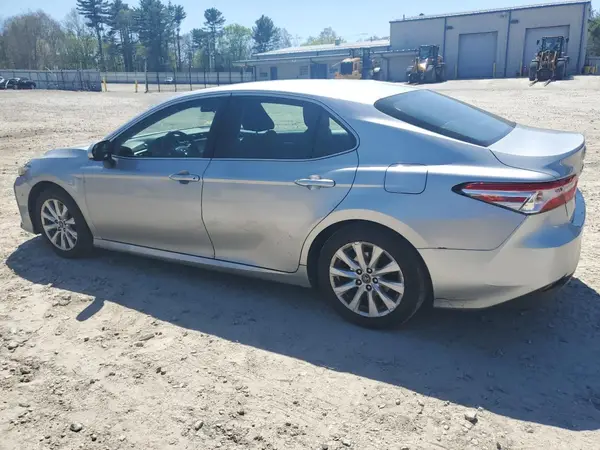 4T1B11HK8JU013487 2018 TOYOTA CAMRY - Image 2