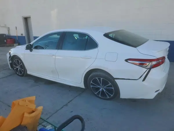 4T1B11HK8JU015126 2018 TOYOTA CAMRY - Image 2