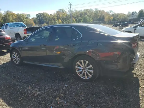 4T1B11HK8JU015918 2018 TOYOTA CAMRY - Image 2